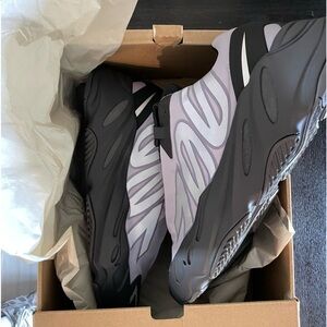 Adidas - Yeezy 700